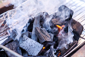 燃える木炭
