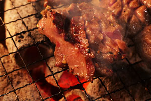 オガ炭で焼かれている肉